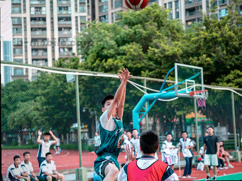 简笔画的球场与数据图表组合，代表各阶段特征
